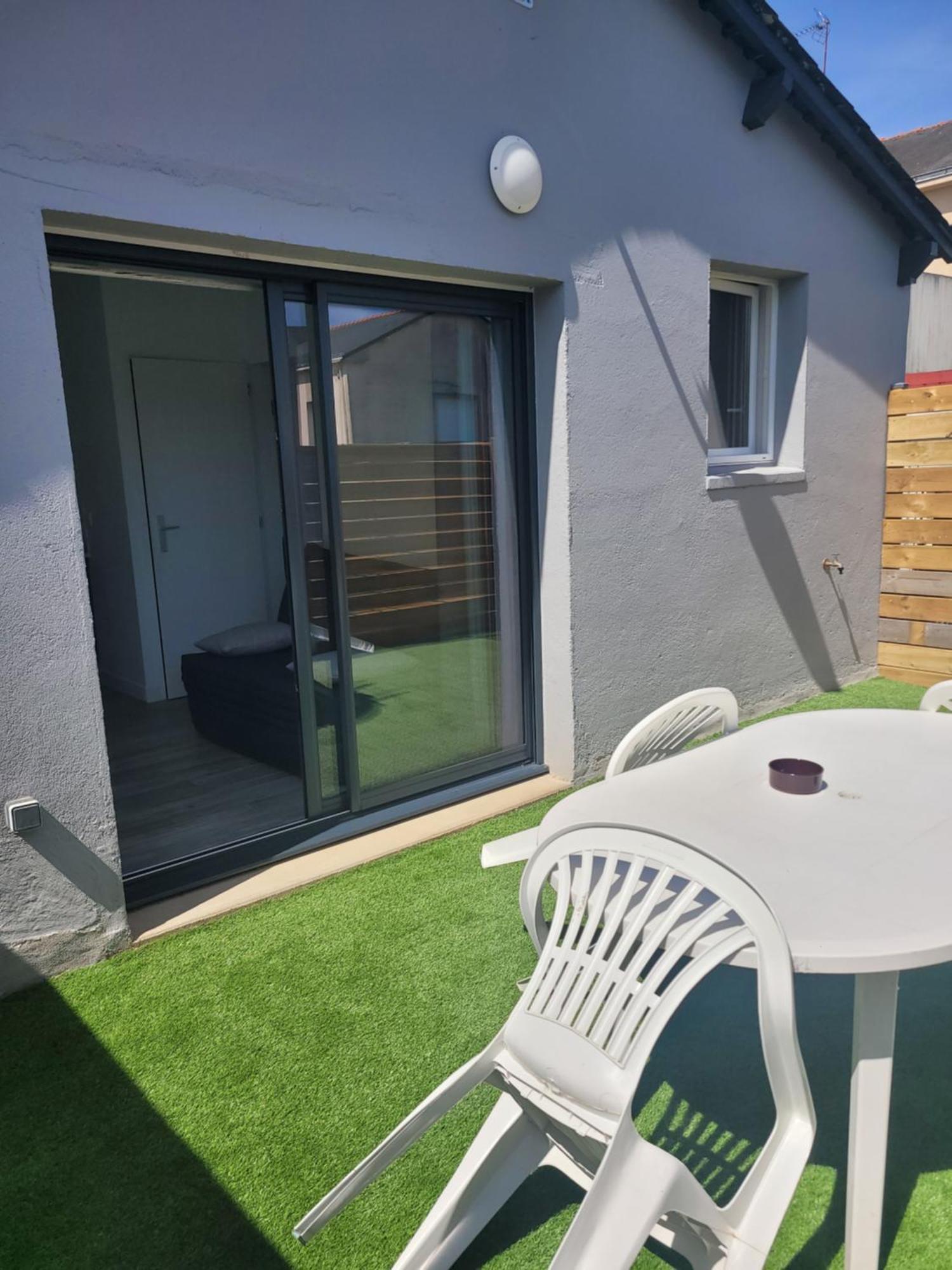 Le Studio Saint-Pierre-Montlimart Exteriör bild