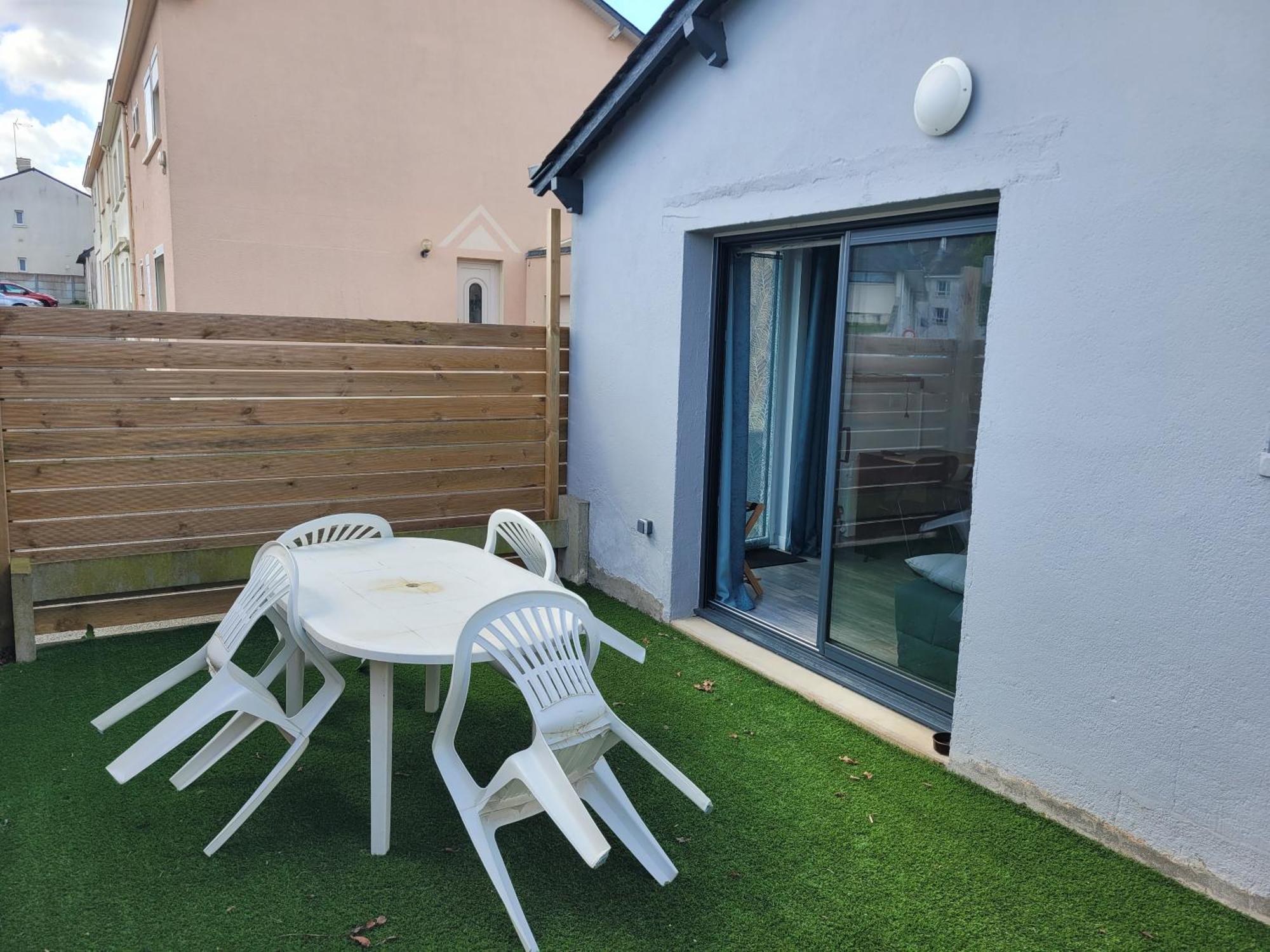 Le Studio Saint-Pierre-Montlimart Exteriör bild